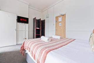 Stylish Dudley Studio with Kitchen and Parking - Dudley - 5