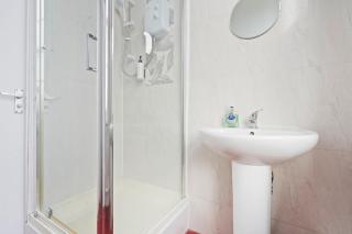 City-Close Standard Double Studio with Netflix, WiFi & On-Site Parking - 1