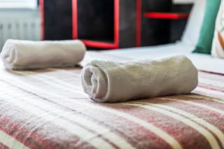 City-Close Standard Double Studio with Netflix, WiFi & On-Site Parking - 6