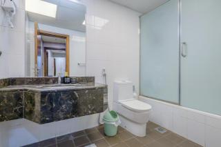 Prime Downtown Male Dormitory Comfort Meets Convenience - 6