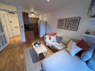 Refurbished Kensington Studio with Balcony near Tube - 3