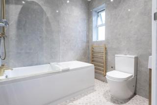 A wonderful and spacious house in a charming road - Morden - 0