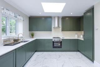 A wonderful and spacious house in a charming road - Morden - 3