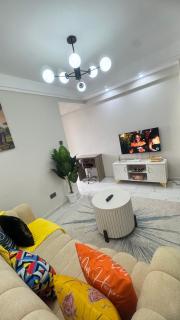 Modern Suite 1BR in Kilimani WIFI,Netflix,Free Parking,Near yaya center - Nairobi - 2