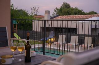 Poolside Holiday House - 3