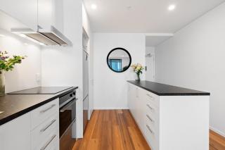 Brand New 2BR Retreat Sea View Free Parking - Auckland - 7