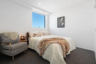 Brand New 2BR Retreat Sea View Free Parking - Auckland - 5