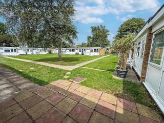 Superb Chalet In Nearby Hemsby Beach In Norfolk With Free Wifi Ref 00122Ba - Hemsby - 1