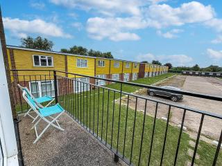 8 Berth Chalet To Hire At Bermuda Holiday Park Nearby Hemsby Beach Ref 18127B - 2