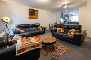 Waterfront Walk 3 Bedroom Apartment with Parking Pets and Workspace - 8