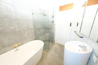 Sydney Bondi 3 bedroom split level house at bondi - 6