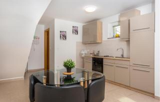 2 Bedroom Gorgeous Apartment In Omisalj - 7