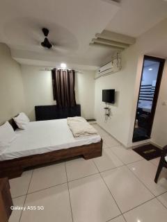 Shreeji's Hotel - Gandhinagar - 0
