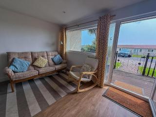 Chalet With Free Wifi At Rainbows End Near A Lovely Norfolk Beach Ref 31002R - Bacton - 3