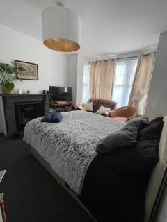 Artsy Minimalist Suite - Southend-on-Sea - 8