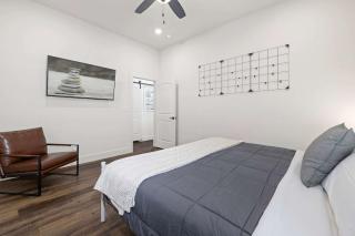 Downtown Flash-Half mi to Rogers Square-Sleeps 12 - 1