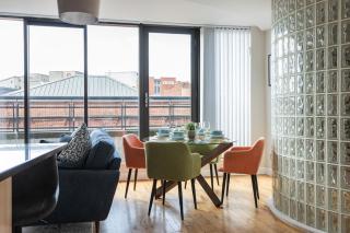 Modern Penthouse Apartment 2 Bed, 2 Bath Sleeps 6 City Centre I Long Stay - Belfast - 5