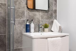 Modern Penthouse Apartment 2 Bed, 2 Bath Sleeps 6 City Centre I Long Stay - Belfast - 4