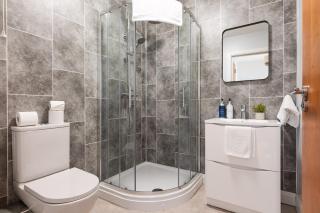 Modern Penthouse Apartment 2 Bed, 2 Bath Sleeps 6 City Centre I Long Stay - Belfast - 3
