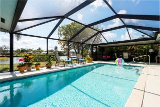 A Splash Of Water - Family-Friendly Retreat with Private Heated Pool and Lakefront View - Fort Myers - 9