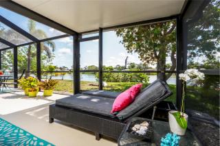 A Splash Of Water - Family-Friendly Retreat with Private Heated Pool and Lakefront View - 4