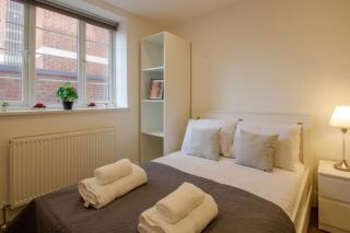 modern 2 bedroom @ Nine Elms Station B - 8