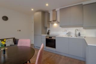 modern 2 bedroom @ Nine Elms Station B - 7