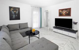 2 Bedroom Gorgeous Apartment In Umag - 8