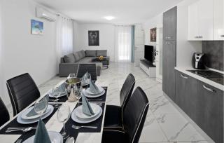 2 Bedroom Gorgeous Apartment In Umag - 6