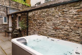 Ferry View Studio with Hot Tub and Parking - 8