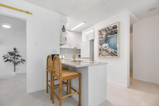 Amalfi on Alex: Seaside 2 Bedroom Retreat - Alexandra Headland - 2
