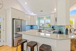 Oceanside retreat with pool & spa June Weeks Open - Sanderling - 1