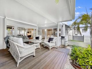 Escape to Emerald Springs - Palm Trees & Pool - Mooloolaba - 0