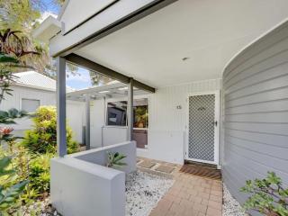 Escape to Emerald Springs - Palm Trees & Pool - Mooloolaba - 5