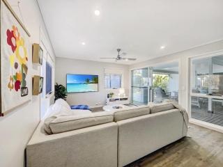 Escape to Emerald Springs - Palm Trees & Pool - Mooloolaba - 3