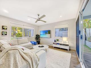 Escape to Emerald Springs - Palm Trees & Pool - Mooloolaba - 4