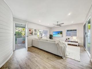 Escape to Emerald Springs - Palm Trees & Pool - Mooloolaba - 2