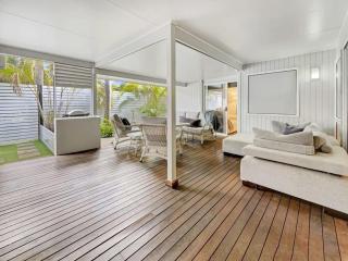Escape to Emerald Springs - Palm Trees & Pool - Mooloolaba - 1