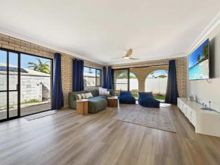 Bribie Beach House with Pool - Walk to Surf & Shops - Woorim - 5