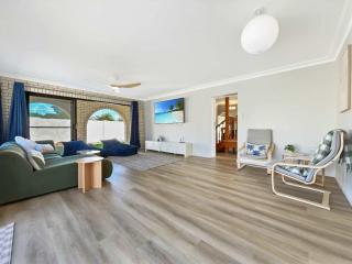 Bribie Beach House with Pool - Walk to Surf & Shops - Woorim - 3