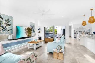 Luxury Living with Heated Pool in Birtinya - Kawana Waters - 9
