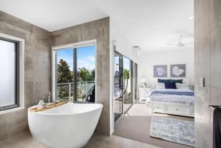 Luxury Living with Heated Pool in Birtinya - Kawana Waters - 8