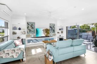 Luxury Living with Heated Pool in Birtinya - Kawana Waters - 4