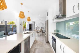 Luxury Living with Heated Pool in Birtinya - Kawana Waters - 3