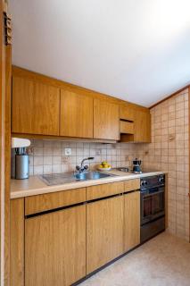 Chalet In The Countryside Kitchen Parking Lot - Spiez - 4