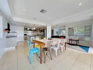 Spacious Family & Pet-friendly Home on the Canal - Banksia Beach - 8