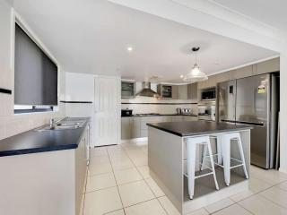 Spacious Family & Pet-friendly Home on the Canal - Banksia Beach - 1