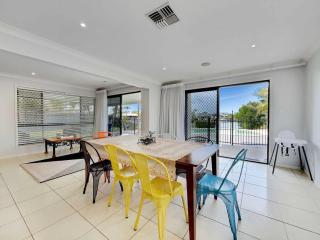 Spacious Family & Pet-friendly Home on the Canal - Banksia Beach - 2