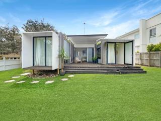 Funky Beachfront House Opposite Kawana Surf Club - Buddina - 0
