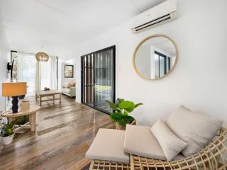 Funky Beachfront House Opposite Kawana Surf Club - Buddina - 9
